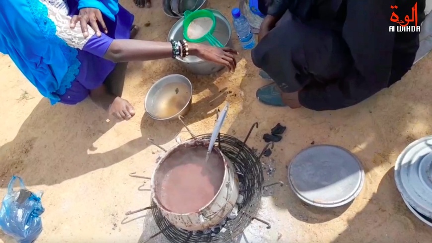 Une marmite sur le feu à même le sol à N'Djamena. © Alwihda Info Une marmite sur le feu à même le sol à N'Djamena. © Alwihda Info