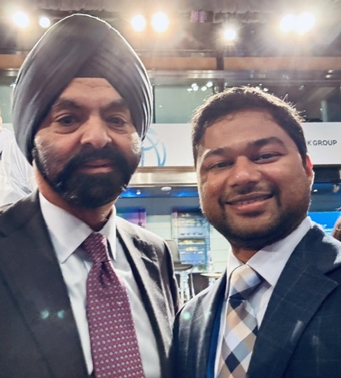 Ashraf Syed en compagnie du Président du groupe de la Banque mondiale, Ajay Banga lors des Assemblées annuelles 2025. Ashraf Syed en compagnie du Président du groupe de la Banque mondiale, Ajay Banga lors des Assemblées annuelles 2025.