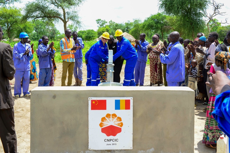 Les employés de la CNPC et les habitants de la communauté célèbrent ensemble la mise en service du nouveau puits d’eau Les employés de la CNPC et les habitants de la communauté célèbrent ensemble la mise en service du nouveau puits d’eau