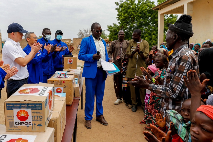 L’ambassadeur de Chine au Tchad, M. Wang Xining, et son épouse, ainsi que M. Liu Henian, Le président de la CNPCIC, rendent visite aux enfants de l’école primaire du village de Koudalwa  CNPCIC et SHT font conjointement don de fournitures médicales pour soutenir les services de santé de la communauté du champ pétrolifère. L’ambassadeur de Chine au Tchad, M. Wang Xining, et son épouse, ainsi que M. Liu Henian, Le président de la CNPCIC, rendent visite aux enfants de l’école primaire du village de Koudalwa  CNPCIC et SHT font conjointement don de fournitures médicales pour soutenir les services de santé de la communauté du champ pétrolifère.
