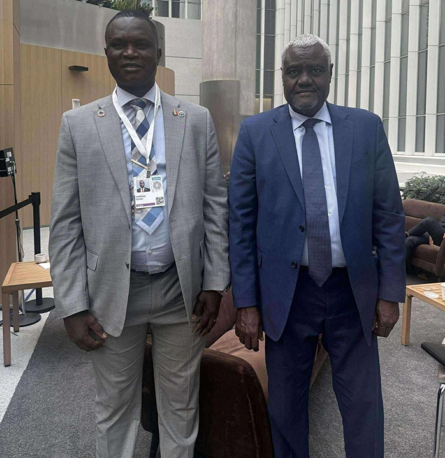 Le représentant du Conseil Économique, Social, Culturel et Environnemental du Tchad, en compagnie de S.E. Moussa Faki Mahamat, ancien Président de la Commission de l’Union africaine, à l’occasion des Assemblées annuelles 2025 du FMI et de la Banque mondiale.