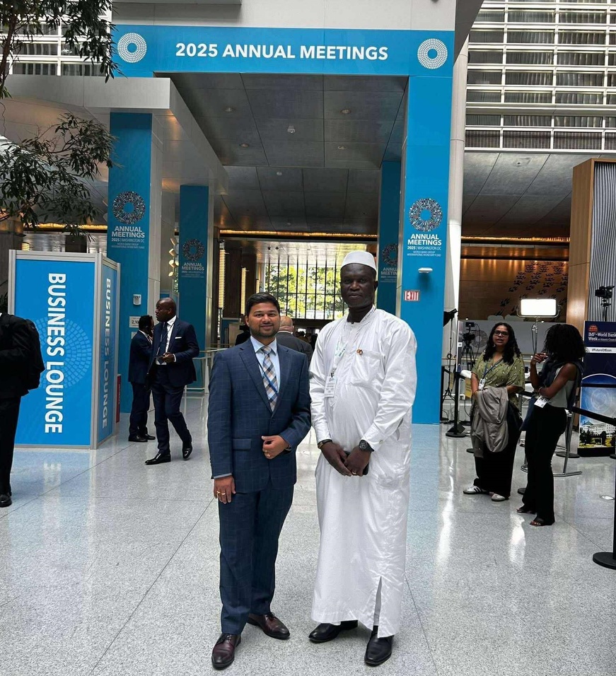 Son Excellence Olivier Noudjalbaye Dedingar en pleine discussion bilatérale dans le cadre  du Business Lounge des Assemblées annuelles 2025.