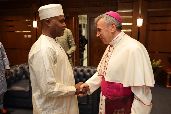 Tchad/Vatican : le ministre d'Etat chargé des Affaires étrangères reçoit le Nonce apostolique Tchad/Vatican : le ministre d'Etat chargé des Affaires étrangères reçoit le Nonce apostolique