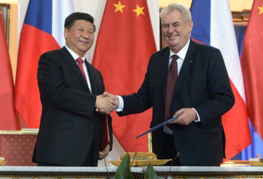 Le président chinois Xi Jinping (g) et son homologue tchèque Milos Zeman, le 29 mars 2016 à Prague Photo Michal Cizek. AFP