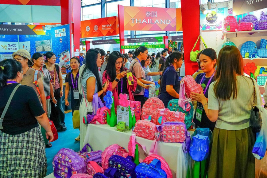 Visitors to the 22nd China-ASEAN Expo buy Thai products, Sept. 18, 2025. (Photo/Zhu Xiaoming)