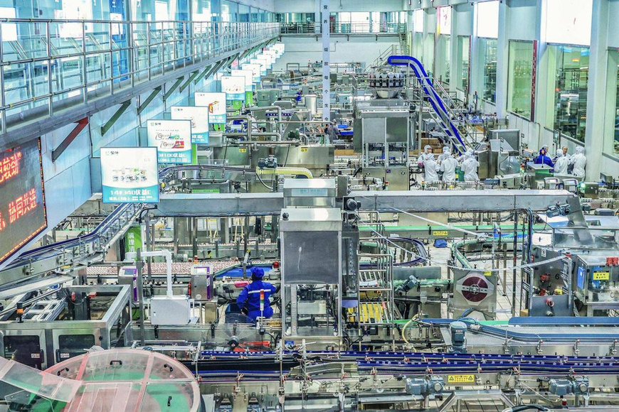 Dairy products are manufactured in a smart workshop of a plant of Mengniu Dairy (Ma'anshan) Co., Ltd. in Ma'anshan, east China's Anhui province. (Photo/Wang Wensheng)