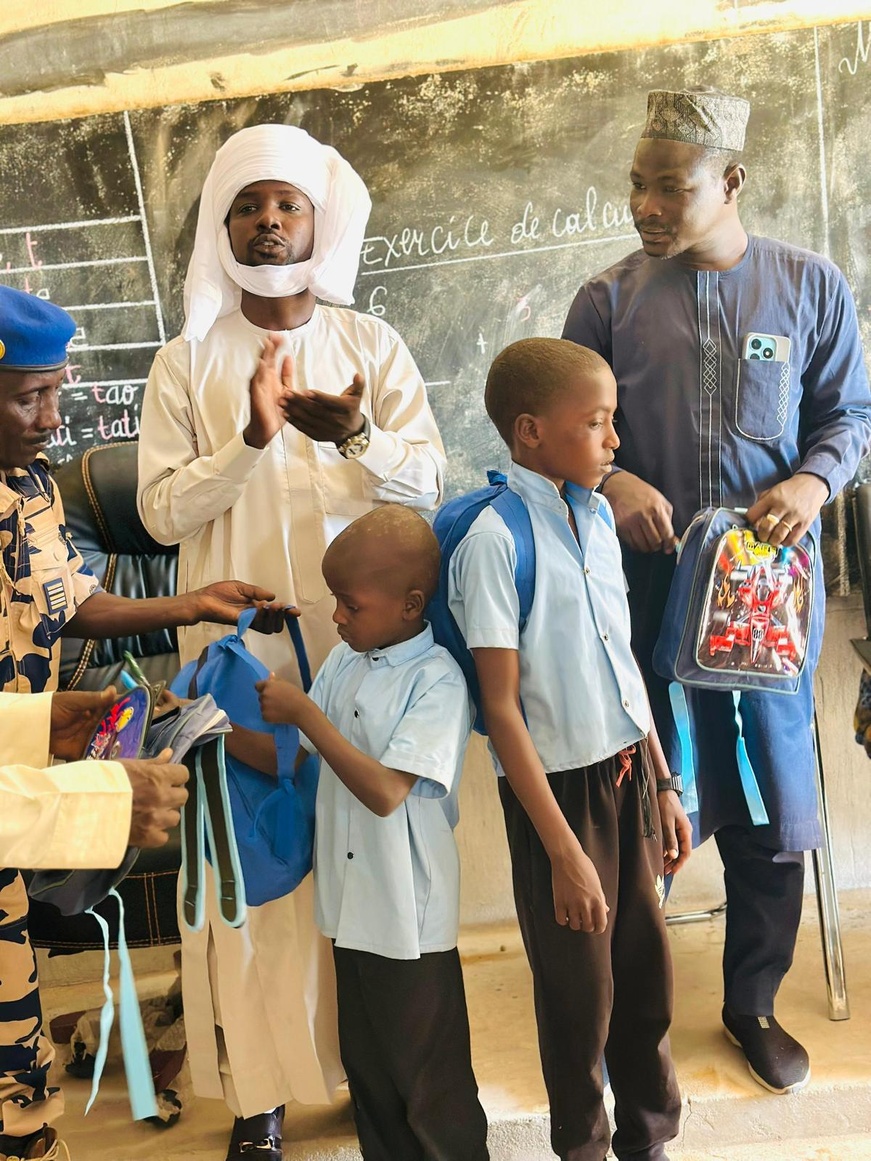 Tchad : l’ADFA offre un important lot de kits scolaires aux élèves de l’école de Djara Tchad : l’ADFA offre un important lot de kits scolaires aux élèves de l’école de Djara