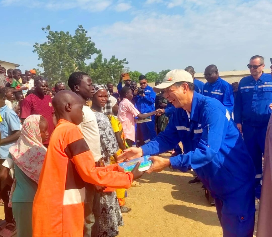 Tchad : ​La CNPCIC fait don de manuels scolaires pour soutenir le développement communautaire à Koudalwa
