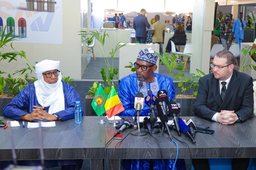 Mali : Les ministres Diop et Ag Ilyène dénoncent la cabale médiatique en marge du BAMEX 25 Mali : Les ministres Diop et Ag Ilyène dénoncent la cabale médiatique en marge du BAMEX 25