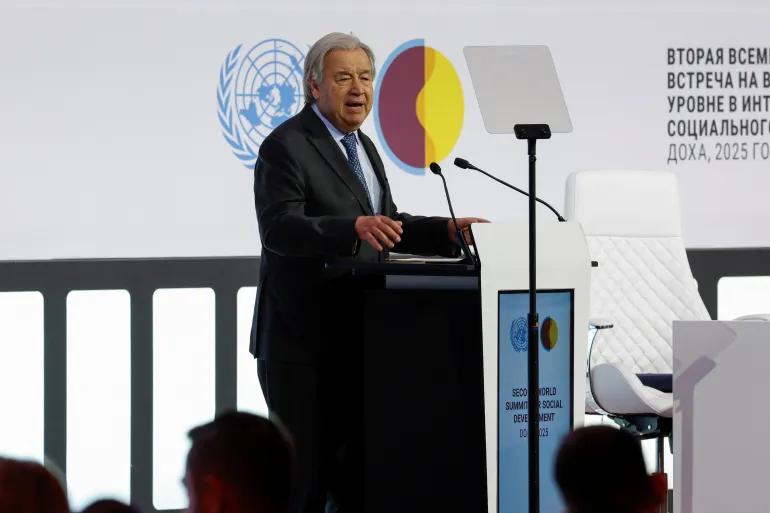 Le Secrétaire général de l'ONU, António Guterres, s'exprime à Doha (Qatar) le 4 novembre 2025, lors du deuxième Sommet mondial pour le développement social. Photo : Ibraheem Abu Mustafa/Reuters