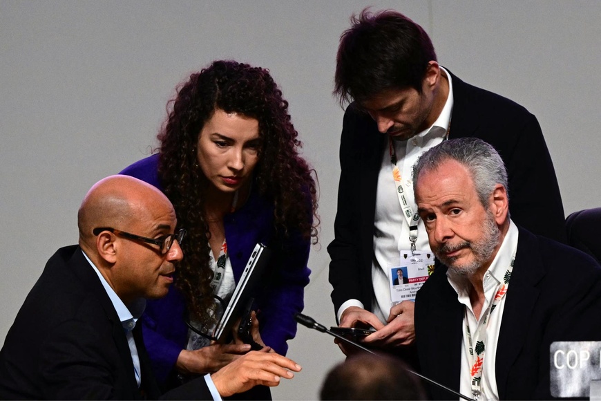 Le secrétaire exécutif de la Convention-cadre des Nations-Unies sur les changements climatiques, Simon Stiell (à gauche), s'entretient avec le président de la COP30, André Correa do Lago, avant le début de la session plénière du dernier jour. Photo : Pablo Porciúncula/AFP/Getty Images Le secrétaire exécutif de la Convention-cadre des Nations-Unies sur les changements climatiques, Simon Stiell (à gauche), s'entretient avec le président de la COP30, André Correa do Lago, avant le début de la session plénière du dernier jour. Photo : Pablo Porciúncula/AFP/Getty Images