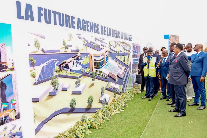 Denis Sassou N'Guesso visitant la maquette de la future Agence BEAC de Dolisie