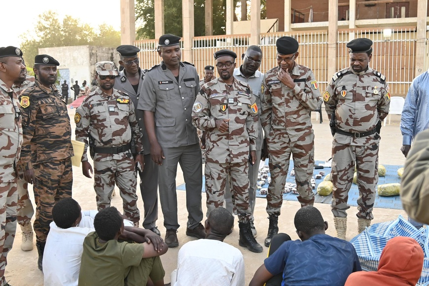 Tchad : Dix-neuf présumés malfaiteurs présentés à la presse par la Police Nationale Tchad : Dix-neuf présumés malfaiteurs présentés à la presse par la Police Nationale