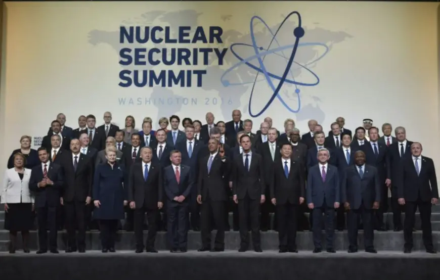 Photo de famille des dirigeants du monde autour du président américain Barack Obama pour le sommet de la "sûreté nucléaire" à Washington le 1er avril 2016 Photo MANDEL NGAN. AFP
