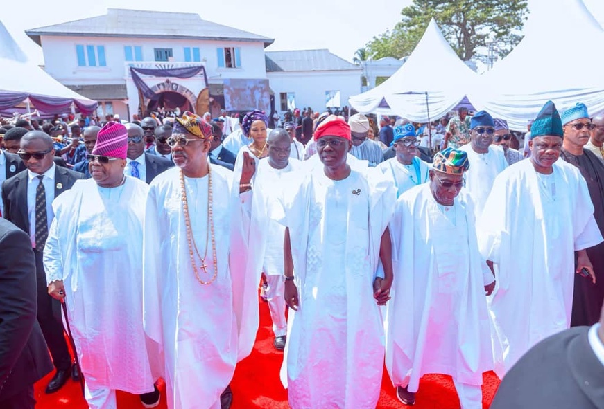 L'ancien président Olusegun Obasanjo était présent, aux côtés de hauts responsables gouvernementaux. Des monarques du Nord, du Sud et de l'Ouest ont assisté à l'événement, notamment le sultan de Sokoto, l'émir d'Ilorin, le soun d'Ogbomoso et l'olu de Warri. Photo : Équipe de communication du gouverneur de l'État d'Osun