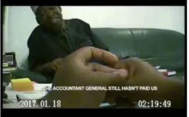 Image extraite d'une vidéo montrant Ganduje recevant un pot-de-vin. Photo : neusroom.com Image extraite d'une vidéo montrant Ganduje recevant un pot-de-vin. Photo : neusroom.com