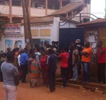 La foule de parents d'élèves devant l'établissement scolaire. La foule de parents d'élèves devant l'établissement scolaire.