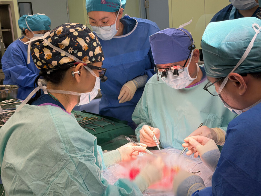 Dong Jiahong (second from right) and his team perform the surgery. (Photo provided by Beijing Tsinghua Changgung Hospital)