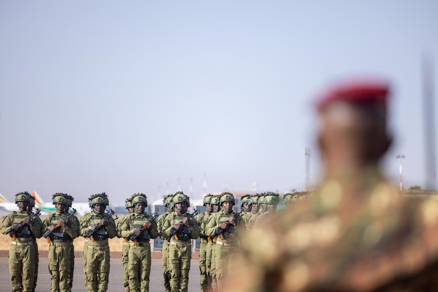 AES : L'Étendard de la Force Unifiée levé, symbole d'une défense souveraine AES : L'Étendard de la Force Unifiée levé, symbole d'une défense souveraine