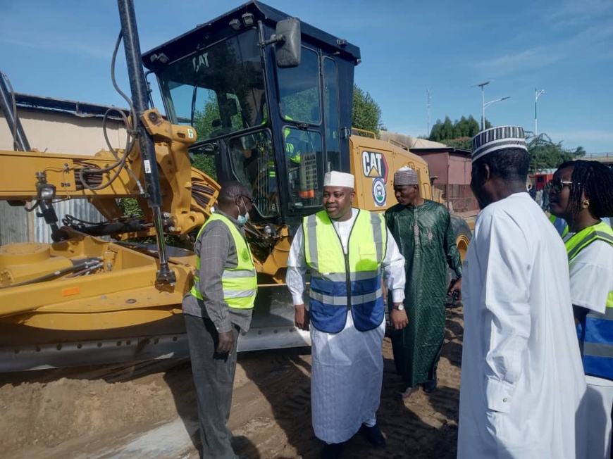 N’Djamena : Le Maire Sanoussi Hassan Abdoulaye conjugue civisme et travaux routiers N’Djamena : Le Maire Sanoussi Hassan Abdoulaye conjugue civisme et travaux routiers
