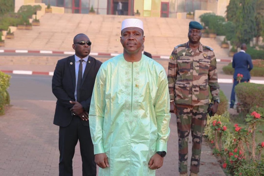 Mali : Le Général Abdoulaye Maïga réaffirme les valeurs républicaines lors de la montée des couleurs à la Primature