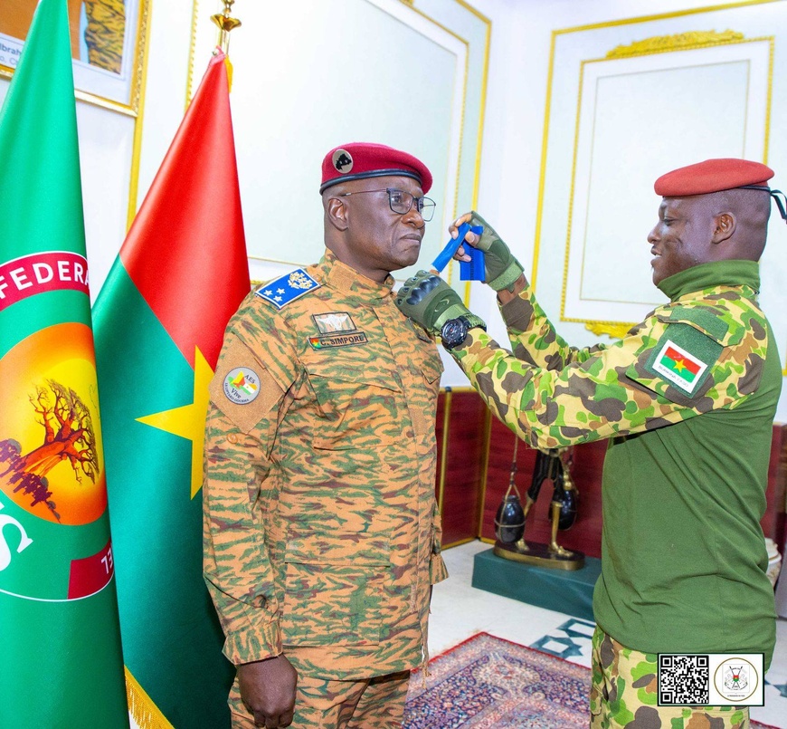 Burkina : le général de division Célestin Simporé reçoit ses attributs des mains du président Burkina : le général de division Célestin Simporé reçoit ses attributs des mains du président