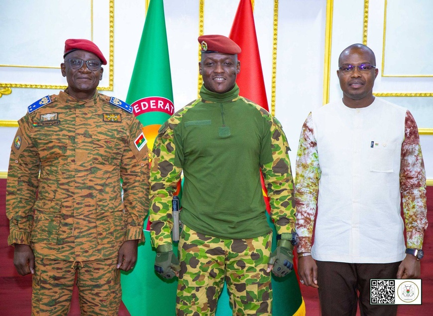 Burkina : le général de division Célestin Simporé reçoit ses attributs des mains du président