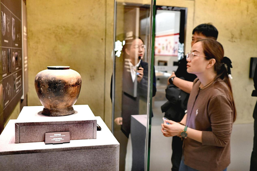People visit the Liangzhu Museum in Yuhang district, Hangzhou, east China's Zhejiang province. (Photo/Xu Aihua)