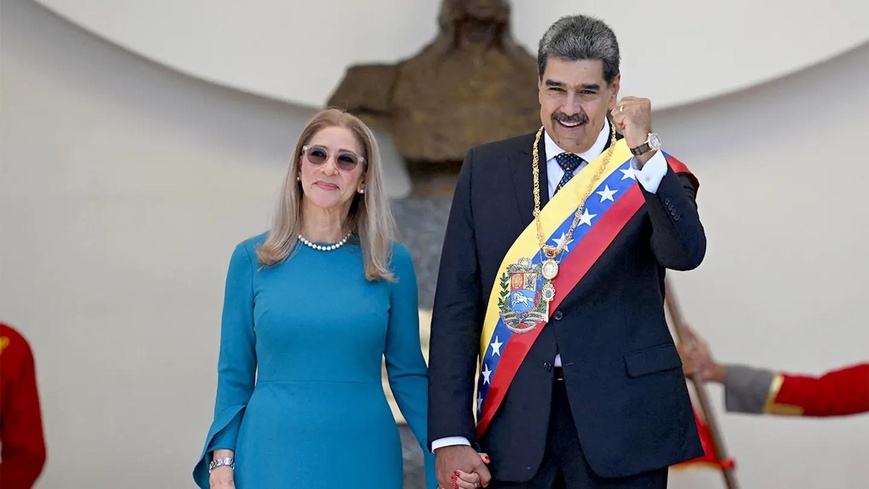Le président vénézuélien Nicolás Maduro fait un geste aux côtés de son épouse Cilia Flores alors qu'ils quittent le Capitole, siège de l'Assemblée nationale, après avoir prêté serment lors de l'investiture présidentielle à Caracas le 10 janvier 2025. Photo : Juan Barreto/AFP/Getty Images Le président vénézuélien Nicolás Maduro fait un geste aux côtés de son épouse Cilia Flores alors qu'ils quittent le Capitole, siège de l'Assemblée nationale, après avoir prêté serment lors de l'investiture présidentielle à Caracas le 10 janvier 2025. Photo : Juan Barreto/AFP/Getty Images