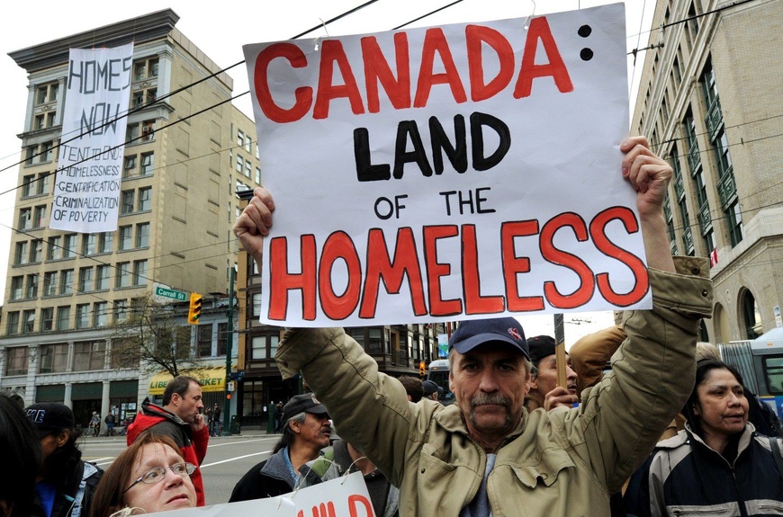 Des manifestants protestent contre le sans-abrisme à Vancouver. Environ 235 000 Canadiens sont sans domicile fixe chaque année, et ce chiffre ne cesse d’augmenter. Photo : Mark Ralston/AFP