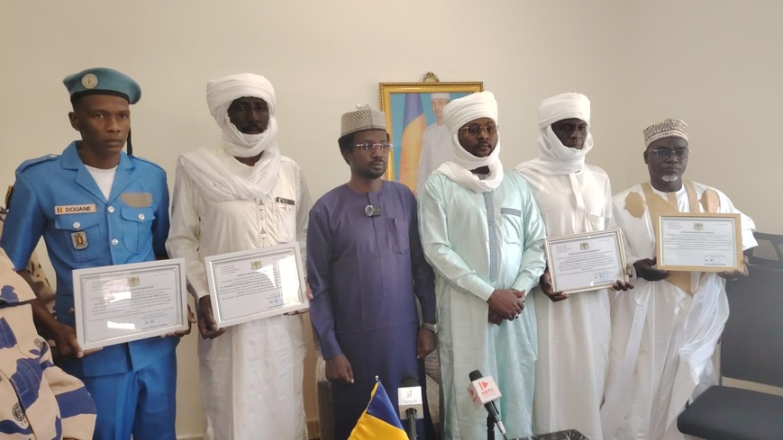 Tchad : quatre agents de la Douane de Djara honorés par les autorités départementales Tchad : quatre agents de la Douane de Djara honorés par les autorités départementales