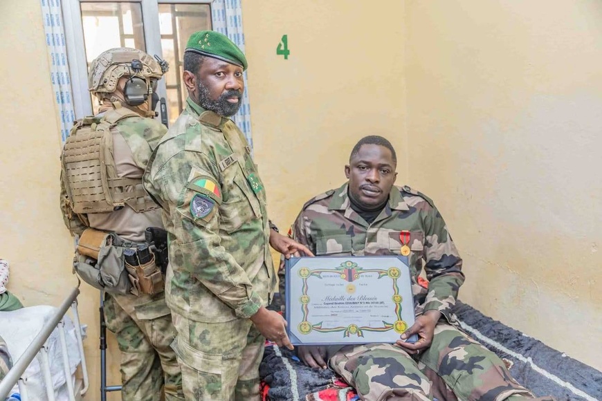 Mali : polyclinique des Armées de Kati, le chef suprême des Armées au chevet des blessés de guerre Mali : polyclinique des Armées de Kati, le chef suprême des Armées au chevet des blessés de guerre