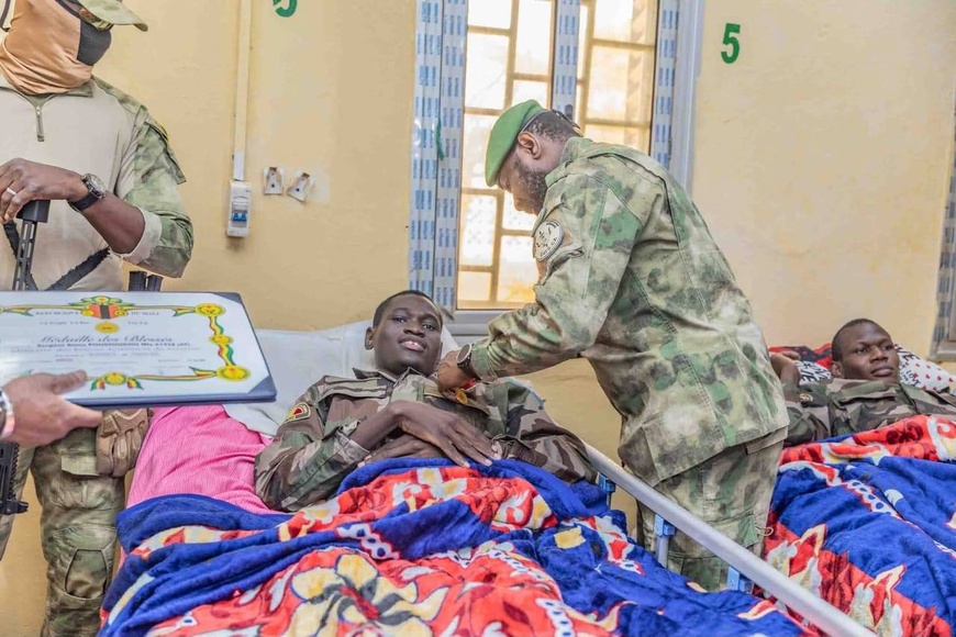 Mali : polyclinique des Armées de Kati, le chef suprême des Armées au chevet des blessés de guerre