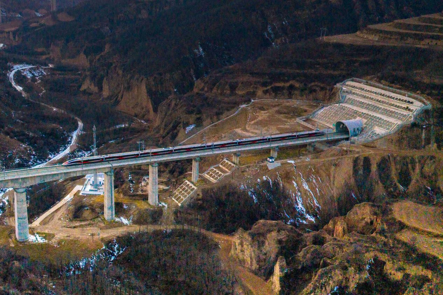A Fuxing bullet train runs along the Luochuan-Fuxian section of the Xi'an–Yan'an High-Speed Railway, Dec. 26, 2025. (Photo/Liu Yijiang)