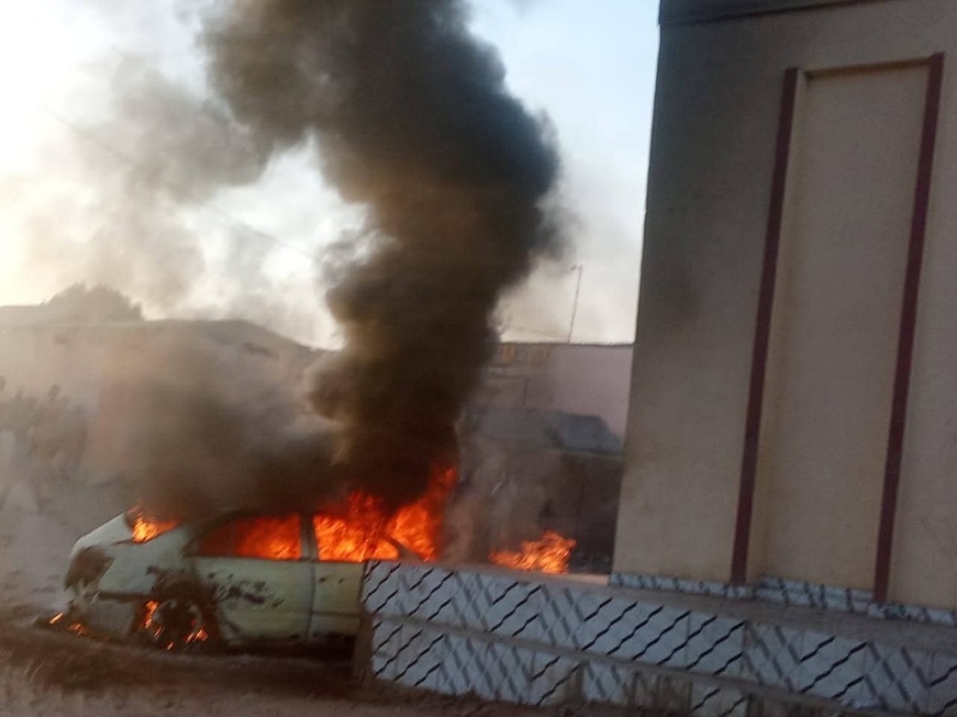 Tchad : une voiture ravagée par les flammes devant la station Kaba à Abéché Tchad : une voiture ravagée par les flammes devant la station Kaba à Abéché