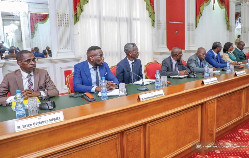 Gabon : le chef de l’État reçoit les syndicats du ministère du Pétrole et du Gaz Gabon : le chef de l’État reçoit les syndicats du ministère du Pétrole et du Gaz