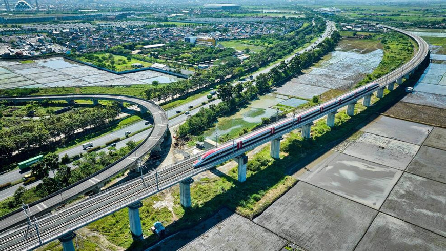 A high-speed train runs on the Jakarta–Bandung High-Speed Railway in Indonesia. (Photo/Shi Jiamin) A high-speed train runs on the Jakarta–Bandung High-Speed Railway in Indonesia. (Photo/Shi Jiamin)
