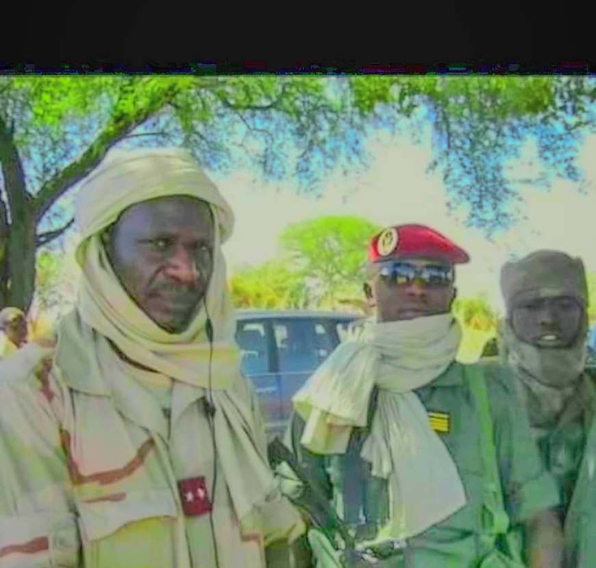 A gauche, le défunt Général Charfadine Ahmat.