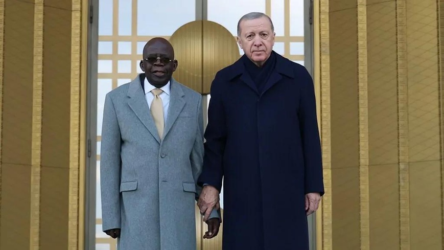 Le président Bola Tinubu (à gauche) a été photographié avec son homologue turc Recep Tayyip Erdogan (à droite) peu après sa chute. Photo : BBC/Anadolu via Getty Images. Le président Bola Tinubu (à gauche) a été photographié avec son homologue turc Recep Tayyip Erdogan (à droite) peu après sa chute. Photo : BBC/Anadolu via Getty Images.