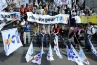 Enseignants, parents d'élèves et leurs enfants manifestent à Paris contre le projet de loi Darcos