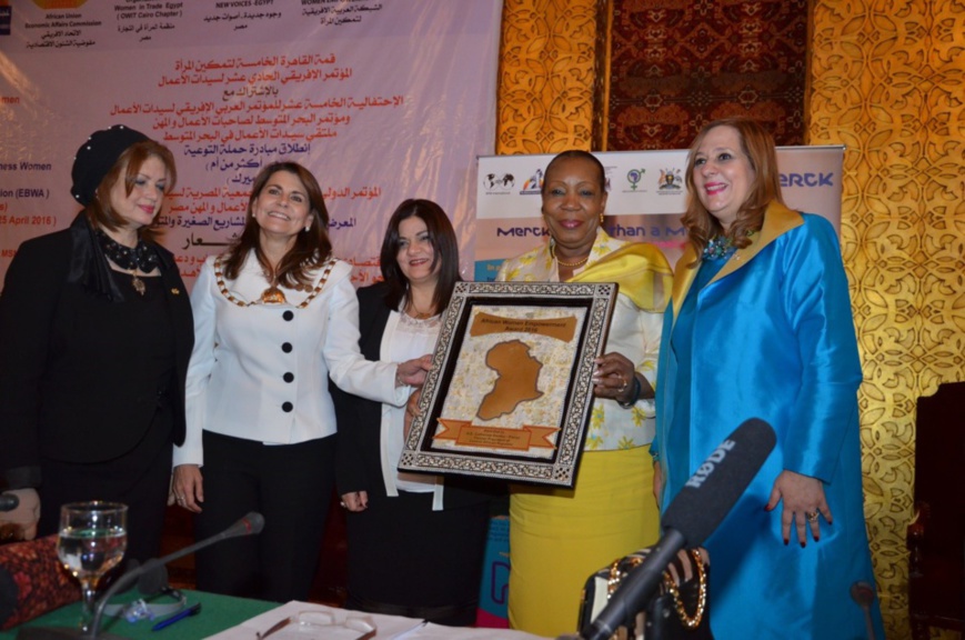 Remise du Prix à Mme Samba-Panza. A sa gauche : Dr Amany Asfour. A sa droite en seconde position, Dr Yasmine Darwich, Présidente Internationale de la Fédération des Femmes d’affaires et professionnelles accompagnées de deux membres du bureau exécutif.