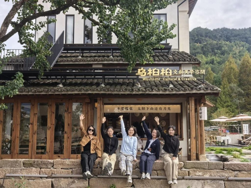 Tourists pose for a picture in front of the homestay Wujiujiu Cultural and Creative. (Photo from the official account of the Hongcun tourism development company under Yixian County Hui Huang Tourism Group on WeChat)