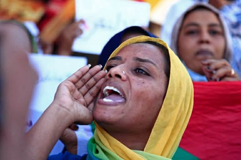 Des Soudanaises participent à une manifestation pour dénoncer les agressions sexuelles, après que l'ONU a annoncé que 13 femmes et filles avaient été violées lors des manifestations de masse contre l'armée à Omdurman en décembre 2021. Photo : AFP/Ebrahim Hamid