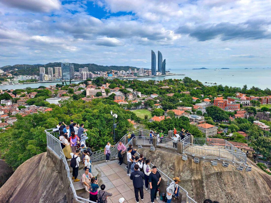 Tourists visit Xiamen's iconic scenic area Gulangyu Island. (Photo/Hu Xuejun) Tourists visit Xiamen's iconic scenic area Gulangyu Island. (Photo/Hu Xuejun)