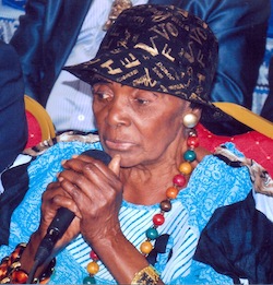 la chanteuse camerounaise Anne-Marie Nzié, âgée de 84 ans