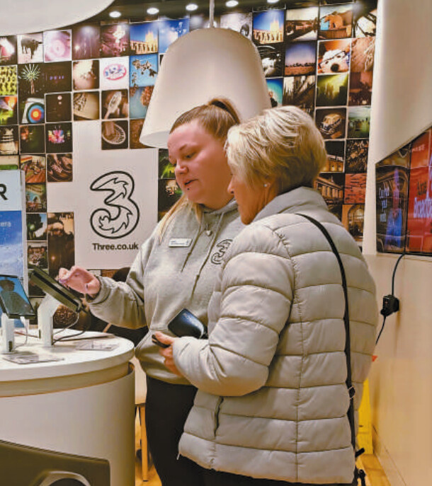 In a store of a telecommunications operator in London, UK, consumers are choosing HONOR smartphones. (Photo provided by the interviewee)