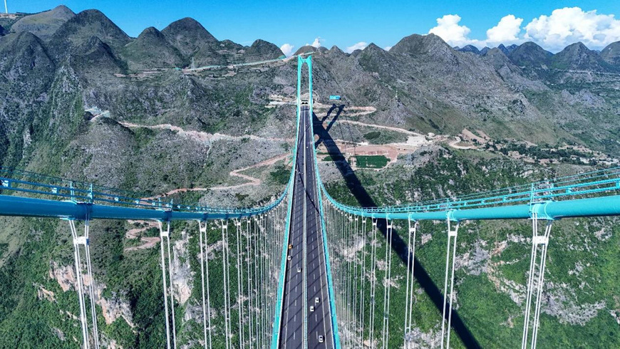 Photo shows the Huajiang Grand Canyon Bridge. (Photo/Li Yunfeng)