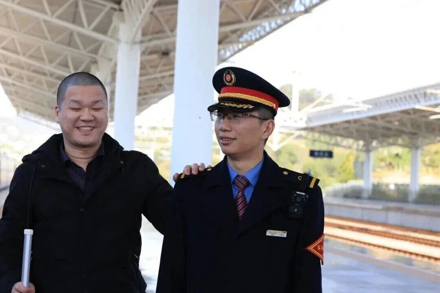 A railway attendant guides Sun Wufei (left) to board a high-speed train. (Photos from thepaper.cn) A railway attendant guides Sun Wufei (left) to board a high-speed train. (Photos from thepaper.cn)