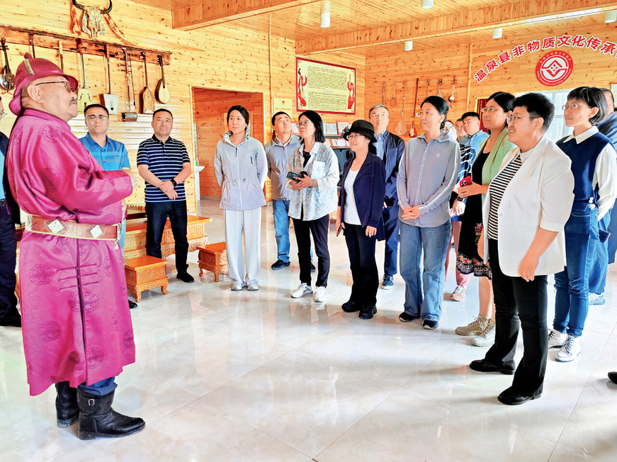 Zhong Ying (fourth from left on the front row) leads a research team in northwest China's Xinjiang Uygur autonomous region. (Photo provided by Zhong Ying)