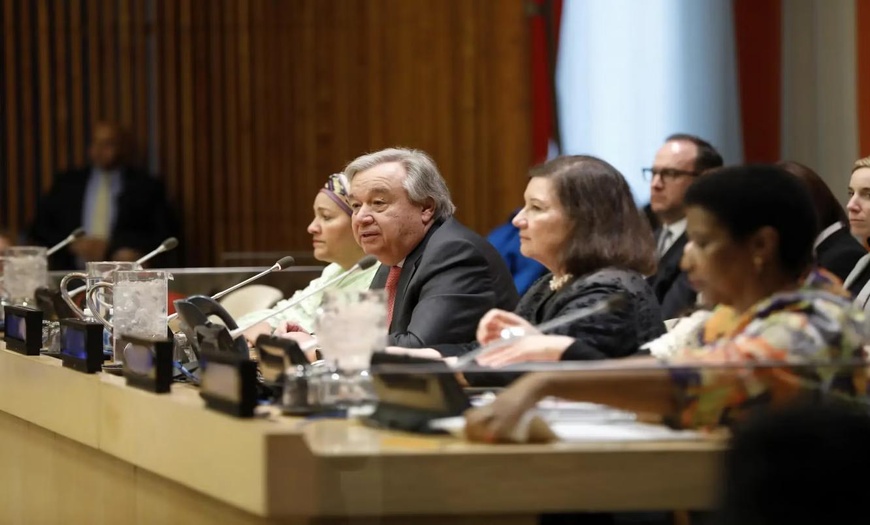 Le secrétaire général António Guterres s'exprimant lors d'une réunion publique, assis à une table de conférence avec un microphone devant lui. Photo : unwomen.org Le secrétaire général António Guterres s'exprimant lors d'une réunion publique, assis à une table de conférence avec un microphone devant lui. Photo : unwomen.org